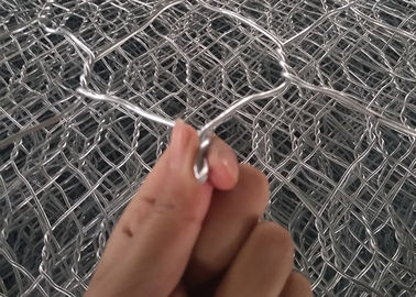 Шестиугольные подпорные стенки камня клетки провода, облицовывают заполненные клетки коробки металла