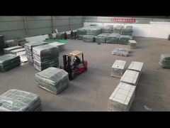 Защитный барьер отправляется в контейнерах.