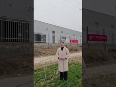 Дисплей с открывающейся колючей проволокой