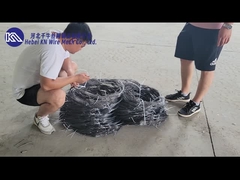 Малозаметное проволочное препятствие. Танк преодолевает сетку из железной проволоки на поле боя.