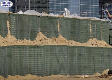 Песок земли заполнил заполненную песком коробку Габион барьеров для барьера потока