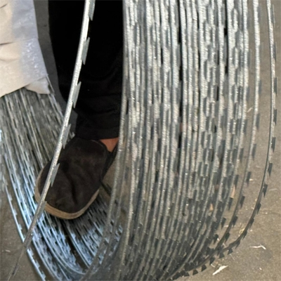 Оцинкованный Concertina Razor Wire Cross Coil Двойные петли