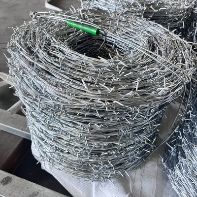 Заводская горячая погруженная оцинкованная колючая проволока для сетки Ограждения безопасности 12,5 калибра 18 калибра ПВХ покрытая железной колючей проволокой