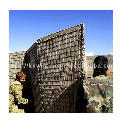 Военный песок, заполненный тяжелыми оцинкованными оборонительными бастионами.