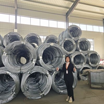 Колючая проволока типа «концертина» с плоской конструкцией высокой плотности для безопасного ограждения