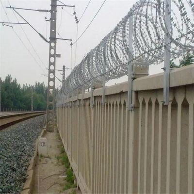 Высокопрочная оцинкованная колючая проволока с колючей проволокой перекрестного типа Concertina Blade Wire для защиты периметра пограничной тюрьмы
